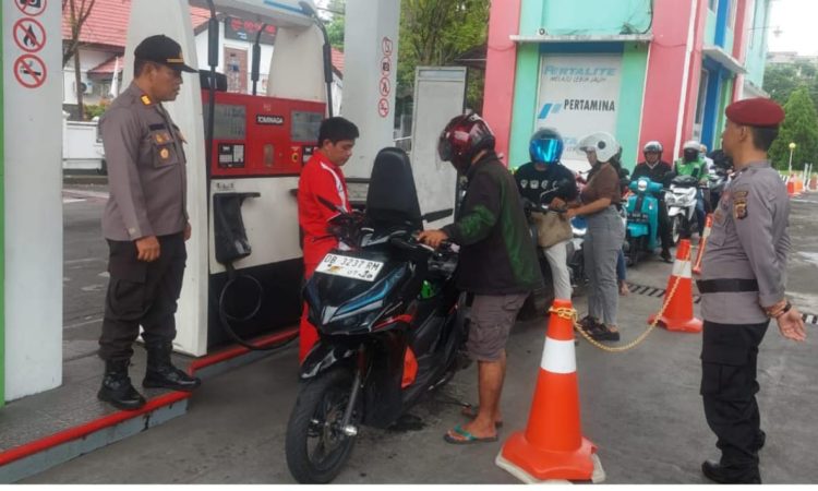 Polsek Pineleng, di bawah naungan Polresta Manado, melakukan patroli rutin untuk memastikan kelancaran dan keamanan distribusi Bahan Bakar Minyak (BBM) kepada warga di Stasiun Pengisian Bahan Bakar Umum (SPBU) di wilayahnya. Patroli ini bertujuan untuk mengawasi proses distribusi BBM agar tetap aman, tertib, dan menghindari potensi penimbunan atau antrian yang tidak wajar, Rabu (18/12/2024).