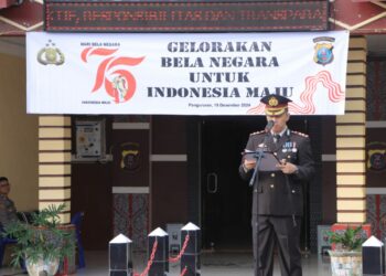 Kapolres Samosir, AKBP Yogie Hardiman, S.H., S.I.K., M.H., memimpin upacara peringatan Hari Bela Negara ke-76 yang berlangsung di Lapangan Mako Polres Samosir, Selasa (19/12/2024).