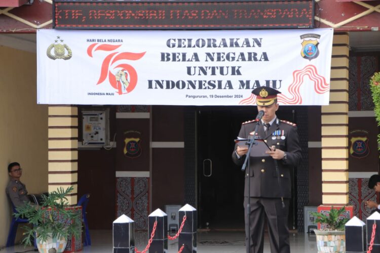 Kapolres Samosir, AKBP Yogie Hardiman, S.H., S.I.K., M.H., memimpin upacara peringatan Hari Bela Negara ke-76 yang berlangsung di Lapangan Mako Polres Samosir, Selasa (19/12/2024).