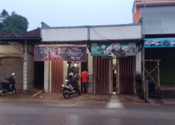 Diduga transaksi obat terlarang yang tokonya berada di Jalan Utama di Desa Pasir Angin, Kecamatan Cileungsi beroperasi tanpa ada gangguan.