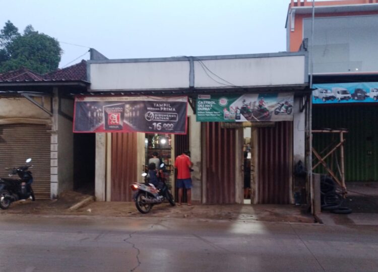 Diduga transaksi obat terlarang yang tokonya berada di Jalan Utama di Desa Pasir Angin, Kecamatan Cileungsi beroperasi tanpa ada gangguan.