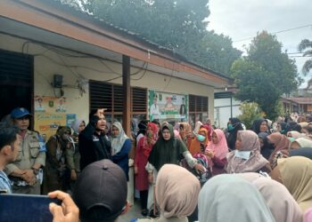 Puluhan peserta seleksi PPPK Kota Subulussalam dan tenaga bakti kesehatan datangi kantor BKPSDM Kota tersebut, kamis 19 Desember 2024.