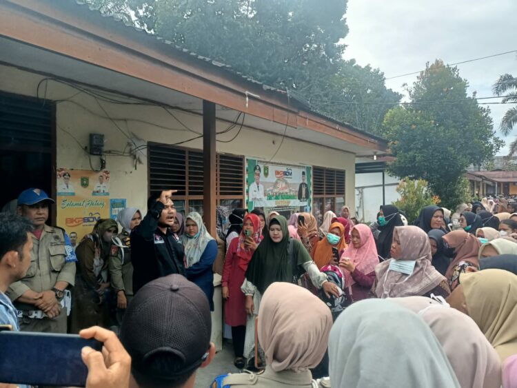 Puluhan peserta seleksi PPPK Kota Subulussalam dan tenaga bakti kesehatan datangi kantor BKPSDM Kota tersebut, kamis 19 Desember 2024.