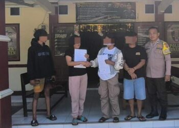 Polsek Bunaken kembali menunjukkan komitmennya dalam melayani dan mengayomi masyarakat. Kali ini, melalui pendekatan dialogis, jajaran Polsek berhasil memediasi konflik antarwarga yang sempat memanas, Kamis (19/12/2024).