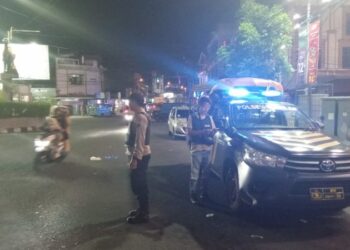 Polsek Tikala kembali menggelar kegiatan bertajuk Silau Mata (Siaga Lampu Biru di Keramaian Kota) sebagai upaya menjaga kelancaran dan keselamatan lalu lintas di wilayahnya. Operasi ini dilaksanakan di titik-titik strategis yang sering terjadi kemacetan dan keramaian, terutama pada jam-jam sibuk, Rabu (18/12/2024).