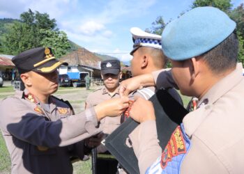 Polres Samosir menggelar Apel Gelar Pasukan Operasi Lilin Toba 2024. Acara yang berlangsung hari ini dipimpin langsung oleh Kapolres Samosir, AKBP Yogie Hardiman, S.H., S.I.K., M.H., dengan kehadiran sejumlah tokoh dari pemerintahan, TNI, DPRD, Pramuka, Tokoh Masyarakat, Tokoh Agama hingga organisasi masyarakat.
