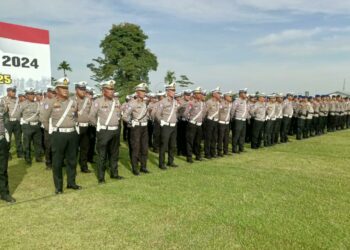 APEL PASUKAN: Polda Sumut menggelar apel pasukan operasi lilin Toba 2024 di Lapangan Bola Mapolda Sumut, Jumat (20/12/2024). (Foto Dok/ Polda Sumut)