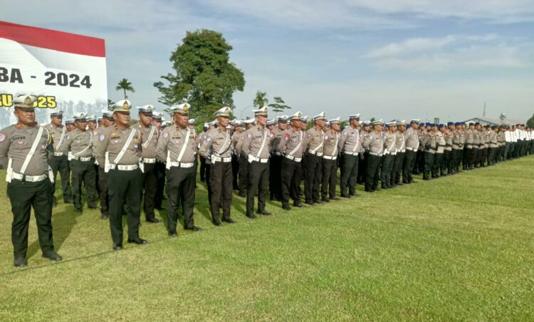 APEL PASUKAN: Polda Sumut menggelar apel pasukan operasi lilin Toba 2024 di Lapangan Bola Mapolda Sumut, Jumat (20/12/2024). (Foto Dok/ Polda Sumut)