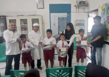 Pemerintah nagori Parbalogan kecamatan Tanah Jawa kabupaten Simalungun memberikan tali asih bagi anak yatim/piatu dan anak murid berprestasi. Pembagian tali asi dilaksanakan di ruangan kantor nagori pada hari jumat (20 Des 2024) sekitar jam 15.00 Wib.