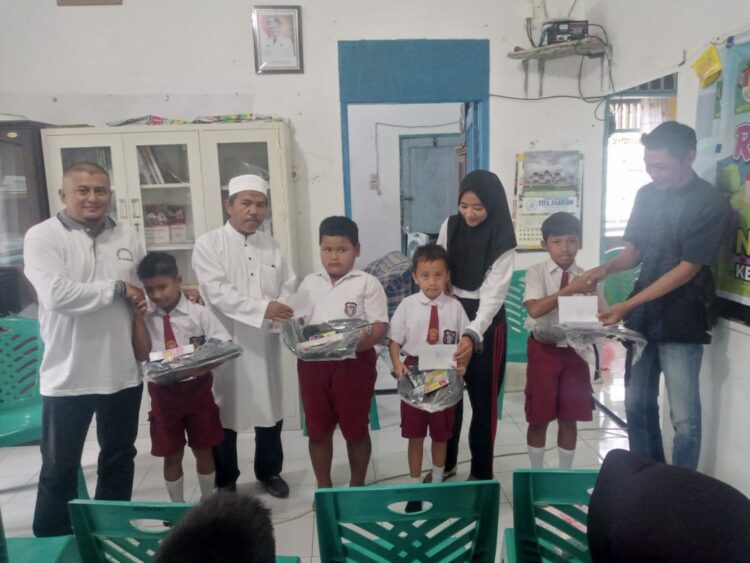 Pemerintah nagori Parbalogan kecamatan Tanah Jawa kabupaten Simalungun memberikan tali asih bagi anak yatim/piatu dan anak murid berprestasi. Pembagian tali asi dilaksanakan di ruangan kantor nagori pada hari jumat (20 Des 2024) sekitar jam 15.00 Wib.