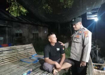 Polsek Syamtalira Bayu, Polres Lhokseumawe, melaksanakan patroli dialogis di sejumlah lokasi keramaian, Jum'at (20/12/2024) malam.