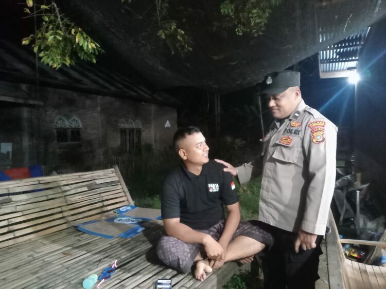 Polsek Syamtalira Bayu, Polres Lhokseumawe, melaksanakan patroli dialogis di sejumlah lokasi keramaian, Jum'at (20/12/2024) malam.