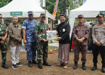 Pasar Kreatif Kodim 0702/Purbalingga yang digelar pada Sabtu hingga Minggu, 21-22 Desember 2025 di Komplek Makodim 0702/Purbalingga resmi dibuka oleh Dandim 0702/Purbalingga Letkol Inf Untung Iswahyudi, S.Sos., M.hum., M.Han dengan didampingi Forkopimda Kabupaten Purbalingga.