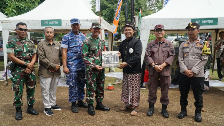 Pasar Kreatif Kodim 0702/Purbalingga yang digelar pada Sabtu hingga Minggu, 21-22 Desember 2025 di Komplek Makodim 0702/Purbalingga resmi dibuka oleh Dandim 0702/Purbalingga Letkol Inf Untung Iswahyudi, S.Sos., M.hum., M.Han dengan didampingi Forkopimda Kabupaten Purbalingga.