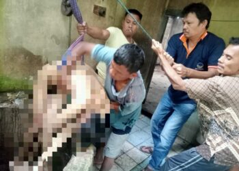 Personel Pos Pelayanan Pelabuhan Sipinggan yang tergabung dalam Operasi Lilin Toba 2024 Polres Samosir, menindaklanjuti laporan penemuan sesosok mayat di dalam sumur di Desa Nainggolan Kecamatan Nainggolan Kabupaten Samosir. Informasi ini diterima pada Sabtu pagi dan segera ditindaklanjuti oleh Kapos Pelayanan Pelabuhan Sipinggan AKP Marlan Silalahi bersama timnya.
