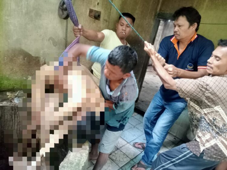 Personel Pos Pelayanan Pelabuhan Sipinggan yang tergabung dalam Operasi Lilin Toba 2024 Polres Samosir, menindaklanjuti laporan penemuan sesosok mayat di dalam sumur di Desa Nainggolan Kecamatan Nainggolan Kabupaten Samosir. Informasi ini diterima pada Sabtu pagi dan segera ditindaklanjuti oleh Kapos Pelayanan Pelabuhan Sipinggan AKP Marlan Silalahi bersama timnya.