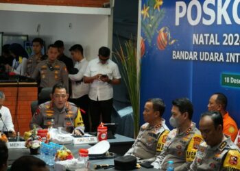 Kapolri Jenderal Pol Listyo Sigit Prabowo melakukan tinjauan ke Posko Terpadu Operasi Lilin 2024 di Bandara Internasional I Gusti Ngurah Rai, Bali, Jumat (22/12).