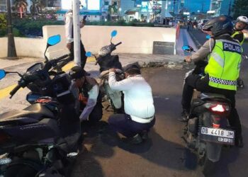 Satuan Lalu Lintas (Sat Lantas) Polresta Manado bekerja sama dengan Dinas Perhubungan Kota Manado melakukan pengembosan terhadap kendaraan yang melanggar aturan parkir di kawasan-kawasan rawan macet. Kegiatan ini berlangsung pada hari Rabu (19/12) pagi, dengan hasil sebanyak 40 unit kendaraan roda empat (R4) dan 70 unit kendaraan roda dua (R2) terkena tindakan pengembosan, Jumat (20/12/2024).