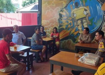 Polsek Wanea mengadakan kegiatan Jumat Bacarita yang berlangsung di Kelurahan Tanjung Batu Lingkungan II, Kecamatan Wanea, Kota Manado. Kegiatan ini dipimpin oleh Kanit Bimas Polsek Wanea, IPTU Jouke Makarau, dan dihadiri oleh Lurah Tanjung Batu, Albert Valentino Kadato, SE, serta sejumlah tokoh masyarakat, tokoh agama, dan warga setempat, Jumat (20/12/2024).