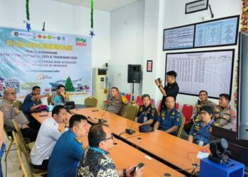 Kapolda Sulawesi Utara (Sulut) Irjen Pol Roycke Harry Langie, bersama jajaran PJU Polda Sulut, melakukan pengecekan Posko Terpadu Pelabuhan Manado, sebagai langkah antisipasi menghadapi lonjakan arus mudik yang diperkirakan akan meningkat dalam beberapa hari ke depan. Kegiatan tersebut diterima langsung oleh Kepala KSOP Manado Kolonel Marinir Amrul Adriansyah dan Kapolsek Pelabuhan Ipda Rinto R.M. Langi, Jumat (20/11/2024).