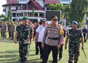 Polresta Manado menggelar Apel Pasukan Operasi Lilin Samrat 2024 sebagai bentuk kesiapan dalam pengamanan perayaan Natal 2024 dan Tahun Baru 2025. Apel yang berlangsung di Lapangan Sparta Tikala, Kota Manado, pada Jumat, (20/12/2024), dipimpin langsung oleh Kapolresta Manado, Kombes Pol Julianto Sirait.