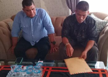 Saefuddin (Baju Biru) dan Hasbi, ST (baju hitam)