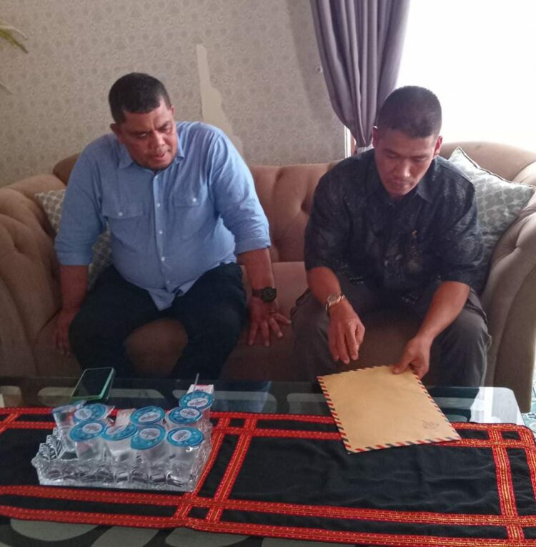 Saefuddin (Baju Biru) dan Hasbi, ST (baju hitam)