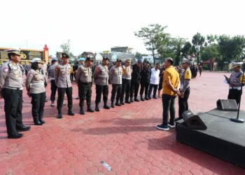 BERI ARAHAN: Dir Lantas Polda Sumut, Kombes Pol Muji Ediyanto, S.H., S.I.K., M.AP memberikan arahan pada apel pengecekan kesiapan Operasi Lilin Toba 2024, Sabtu (21/12/2024) dii lapangan KS Tubun Mapolda Sumut (Foto Dok/ Polda Sumut)