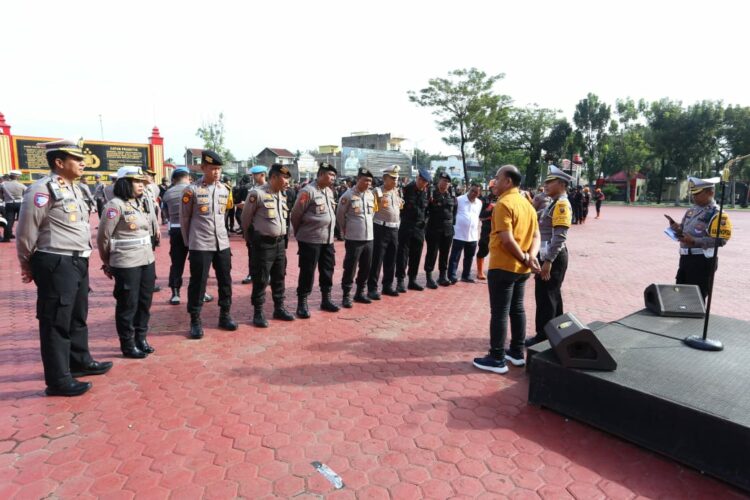 BERI ARAHAN: Dir Lantas Polda Sumut, Kombes Pol Muji Ediyanto, S.H., S.I.K., M.AP memberikan arahan pada apel pengecekan kesiapan Operasi Lilin Toba 2024, Sabtu (21/12/2024) dii lapangan KS Tubun Mapolda Sumut (Foto Dok/ Polda Sumut)