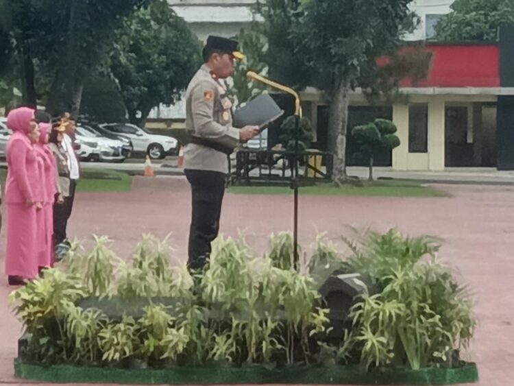 BACAKAN AMANAT: Wakapolda Sumut, Brigjen Pol Rony Samtana, S.I.K., M.T.C.P., membacakan amanat Menteri Pemberdayaan Perempuan dan Perlindungan Anak pads upacara memperingati Hari Ibu ke-96, Minggu (22/12/2024) di Lapangan KS Tubun Mapolda Sumut. (Foto Dok/ Polda Sumut)