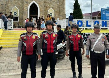 Polres Samosir melaksanakan pengamanan dan pelayanan dalam kegiatan ibadah Minggu di gereja-gereja serta mendukung kelancaran aktivitas pengunjung dan wisatawan. Operasi ini melibatkan sembilan pos pelayanan yang tersebar di berbagai wilayah, didukung personel Polres Samosir serta bantuan BKO dari Polda Sumut.