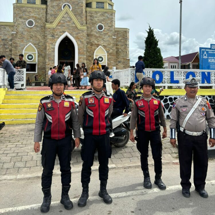 Polres Samosir melaksanakan pengamanan dan pelayanan dalam kegiatan ibadah Minggu di gereja-gereja serta mendukung kelancaran aktivitas pengunjung dan wisatawan. Operasi ini melibatkan sembilan pos pelayanan yang tersebar di berbagai wilayah, didukung personel Polres Samosir serta bantuan BKO dari Polda Sumut.