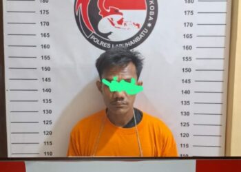 Tersangka yang diamankan adalah SAH alias Uyak, seorang pria berusia 27 tahun yang merupakan warga sekitar. Dari tangannya, petugas menyita barang bukti berupa dua bungkus plastik klip kecil berisi narkotika jenis sabu dengan berat bruto 1,34 gram.