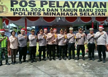 Kapolda Sulawesi Utara Irjen Pol Roycke Harry Langie didampingi sejumlah PJU Polda dan Kapolres Minshasa Selatan AKBP Arianto Salkery meninjau aktifitas kegiatan di beberapa Pos Pengamanan Natal dan Tahun Baru (Nataru) di wilayah hukum Polres Minsel, Sabtu (21/12/2024) pagi.