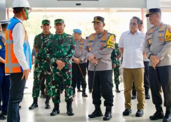 Kapolri meninjau Pelabuhan Tanjung Perak, Surabaya, Jawa Timur, Jumat (20/12/24).