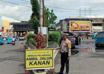 Sat Lantas Polresta Manado melaksanakan kegiatan rekayasa lalu lintas terbatas di Jalan Suprapto, tepatnya di sekitar Patung Worung. Kegiatan ini melibatkan pemasangan baliho himbauan dan barrier cone untuk mengalihkan jalur menjadi dua lajur, Sabtu (21/12/2024).