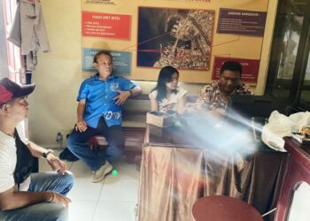 Polsek Pelabuhan menerima laporan mengenai hilangnya seorang penumpang, Christovel Lamidja (33), dari atas KM Barcelona I yang sedang berlayar dari Pelabuhan Jailolo menuju Pelabuhan Manado. Kejadian ini dilaporkan pada Jumat (20/12) sekitar pukul 02.55 WITA oleh saksi pertama, Jul Santi Hengkengnaung (pacar korban).