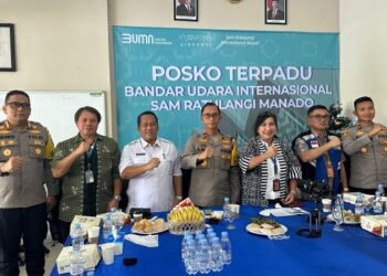 Kepala Kepolisian Resor Kota Manado, Kombes Pol Julianto Sirait, bersama Wakil Kepala Polda Sulawesi Utara, Brigjen Pol Drs. Bahagia Dachi, melakukan pengecekan Posko Terpadu di Bandara Samratulangi, Manado, pada Jumat (20/12/2024).