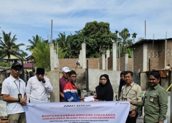 PT Perta Arun Gas bersama Badan Dakwah Islam (BDI) PAG menyalurkan bantuan kepada korban kebakaran di Desa Blang Pulo. Bantuan diserahkan langsung oleh Pjs. Manager Corcomm & CSR, Makmur Raharjo, didampingi oleh Pj Kepala Desa Blang Pulo, Lhokseumawe, Tgk. Adami, Jumat (20/12/2024).