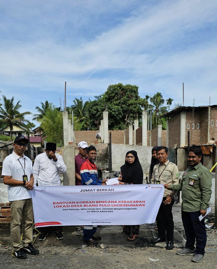 PT Perta Arun Gas bersama Badan Dakwah Islam (BDI) PAG menyalurkan bantuan kepada korban kebakaran di Desa Blang Pulo. Bantuan diserahkan langsung oleh Pjs. Manager Corcomm & CSR, Makmur Raharjo, didampingi oleh Pj Kepala Desa Blang Pulo, Lhokseumawe, Tgk. Adami, Jumat (20/12/2024).