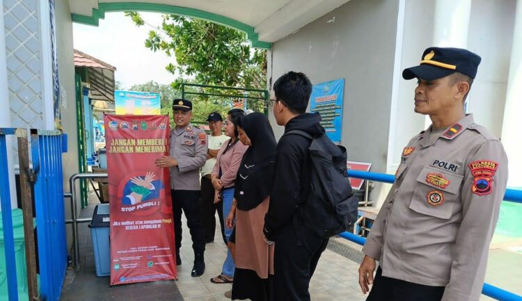 Polsek Ajibarang Polresta Banyumas melaksanakan kegiatan Sosialisasi Saber Pungli di tempat wisata pada libur Natal 2024 dan Tahun Baru 2025 di wilayah Kecamatan Ajibarang, Minggu (22/12/24).
