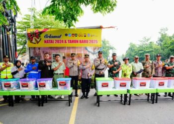 Kapolri Jenderal Pol. Listyo Sigit Prabowo meninjau Taman Safari Solo di Jawa Tengah (Jateng) dalam rangka libur Natal dan Tahun Baru 2024-2025.