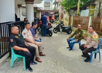 Polsek Singkil mengadakan kegiatan Minggu Kasih di depan GMIM Diaspora Kelurahan Karame Lingkungan V, Kecamatan Singkil, Kota Manado. Acara yang dimulai pukul 09.00 hingga 10.00 WITA ini dipimpin langsung oleh Kapolsek Singkil dan dihadiri oleh Bhabinkamtibmas Aiptu Bilal, Panglima Panji Joshua Bapak Max Ambalao, serta lima anggota Panji Joshua, Minggu (22/12/2024).