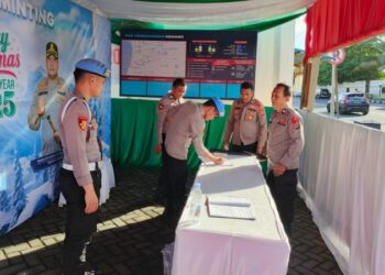 Satgas Bantuan Operasi melakukan pengecekan kehadiran personel pada Operasi Lilin Samrat 2024 yang digelar oleh Polresta Manado. Operasi ini bertujuan untuk menjamin keamanan dan kenyamanan masyarakat selama perayaan Natal dan Tahun Baru di wilayah hukum Polresta Manado, Minggu (22/11/2024).