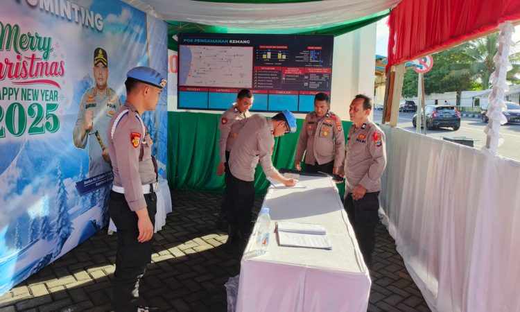 Satgas Bantuan Operasi melakukan pengecekan kehadiran personel pada Operasi Lilin Samrat 2024 yang digelar oleh Polresta Manado. Operasi ini bertujuan untuk menjamin keamanan dan kenyamanan masyarakat selama perayaan Natal dan Tahun Baru di wilayah hukum Polresta Manado, Minggu (22/11/2024).