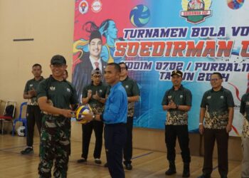 Dandim 0702/Purbalingga Letkol Inf Untung Iswahyudi, S.Sos., M.Hum., M.Han. resmi membuka Turnamen Voli Soedirman Cup Kodim 0702/Purbalingga Tahun 2024 di GOR Indoor MAN 1 Purbalingga.
