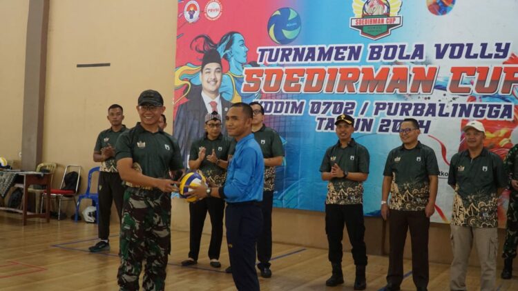Dandim 0702/Purbalingga Letkol Inf Untung Iswahyudi, S.Sos., M.Hum., M.Han. resmi membuka Turnamen Voli Soedirman Cup Kodim 0702/Purbalingga Tahun 2024 di GOR Indoor MAN 1 Purbalingga.