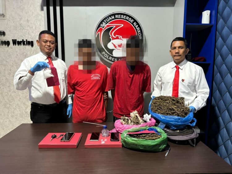Dari pengungkapan tersebut petugas mengamankan barang bukti sebanyak 100,55 gram Narkotika jenis Sabu beserta 1 Unit Handphone dan 1 unit sepeda motor milik salah seorang tersangka. Dalam Pengungkapan yang berbeda, Petugas juga berhasil menyita barang bukti berupa narkotika jenis ganja sebanyak 1.7 kilogram, 0,21 gram narkotika jenis sabu, 1 unit mobil, dan 1 buah alat hisap sabu milik tersangka lainnya.