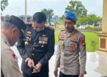 Polres Ogan Komering Ilir (OKI) melaksanakan pemeriksaan senjata api kepada seluruh personelnya, baik dari Polres maupun Polsek jajaran, pada Senin (23/12). Pemeriksaan ini dipimpin langsung oleh Wakapolres OKI, yang didampingi oleh Sie Propam dan Bagian Logistik (Bag Loh) Polres OKI.