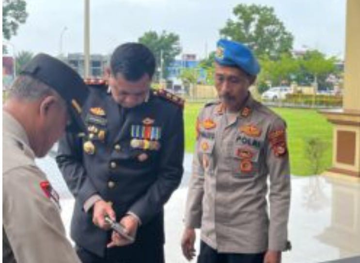 Polres Ogan Komering Ilir (OKI) melaksanakan pemeriksaan senjata api kepada seluruh personelnya, baik dari Polres maupun Polsek jajaran, pada Senin (23/12). Pemeriksaan ini dipimpin langsung oleh Wakapolres OKI, yang didampingi oleh Sie Propam dan Bagian Logistik (Bag Loh) Polres OKI.